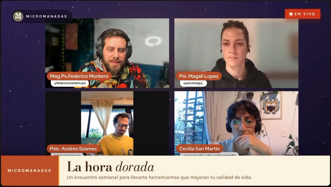 El equipo de Micromanadas durante un encuentro en vivo de La Hora Dorada