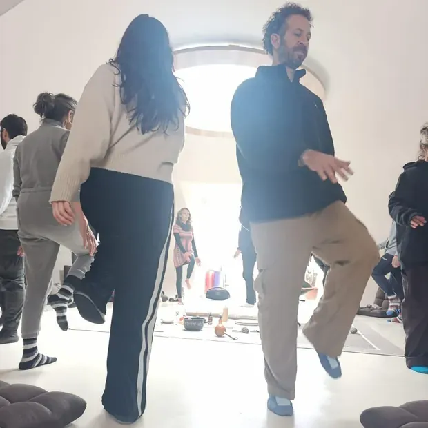 Movimiento y danza libre durante un encuentro presencial.